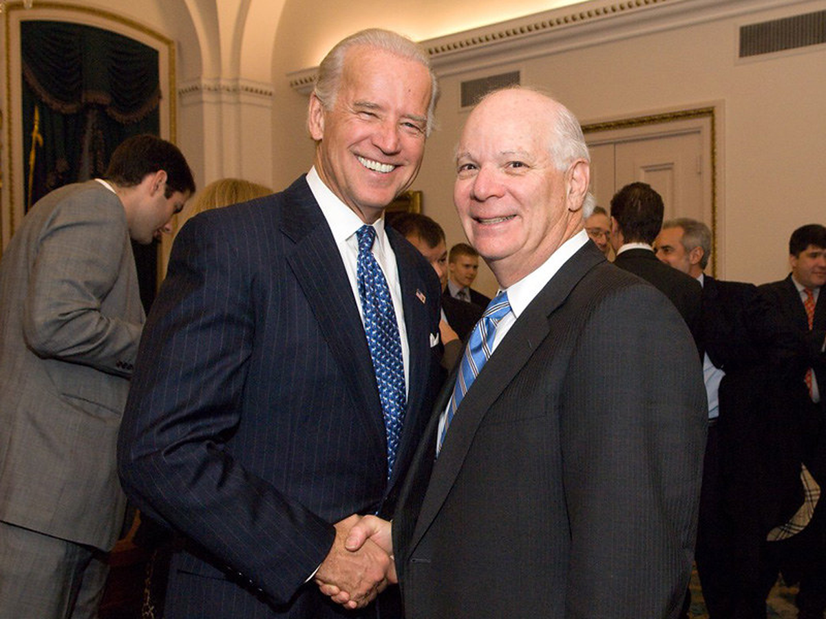 Senador demócrata Cardin, cuyo asesor se filmó teniendo sexo en el Capitolio, junto a Joe Biden Senador demócrata Cardin, cuyo asesor se filmó teniendo sexo en el Capitolio, junto a Joe Biden
