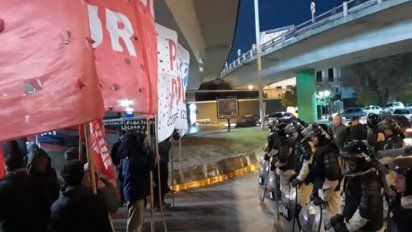 Arrancó el paro con tensión en Puente Pueyrredón entre Prefectura y piqueteros