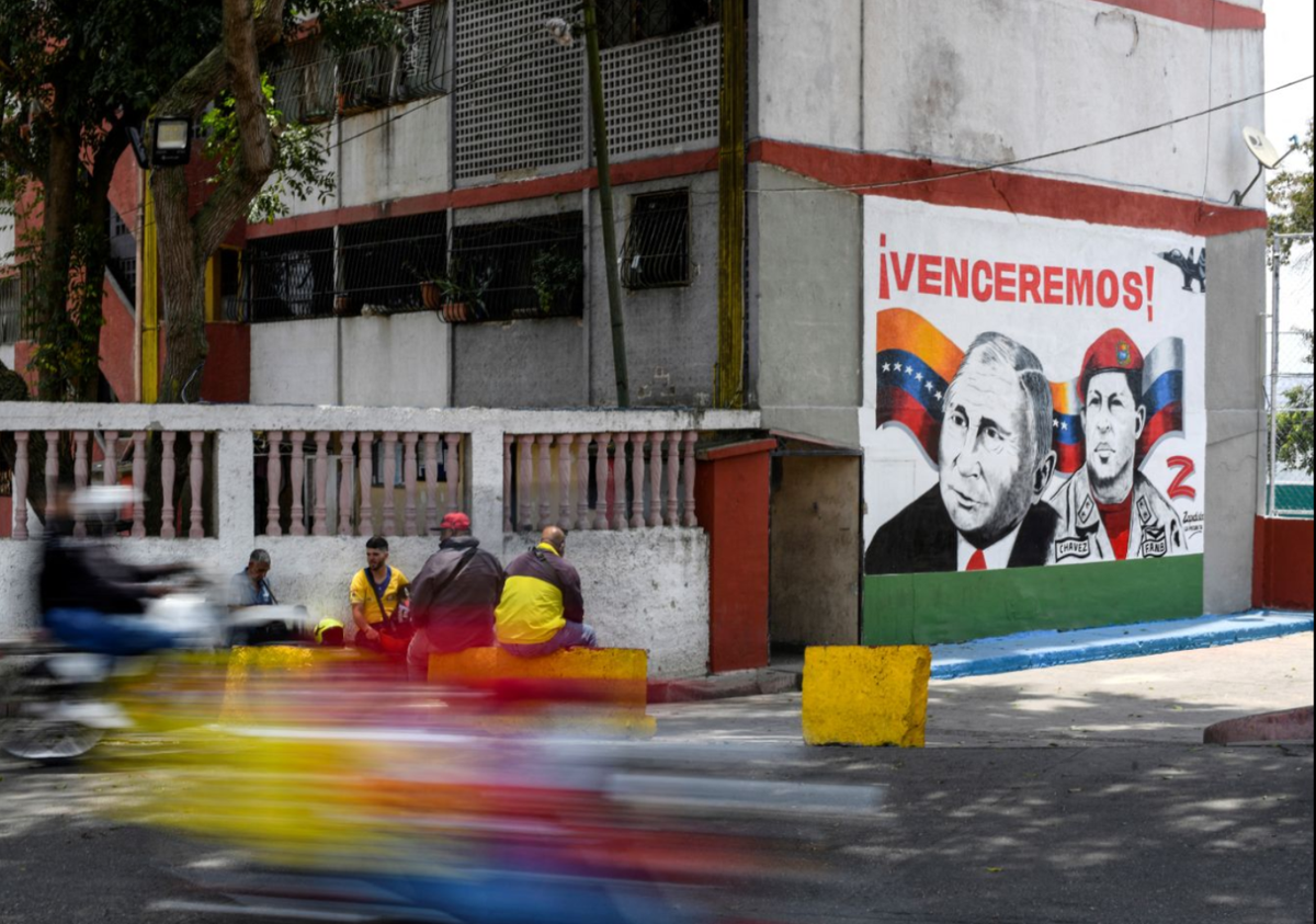 Vladimir Putin en mural con Hugo Chávez.