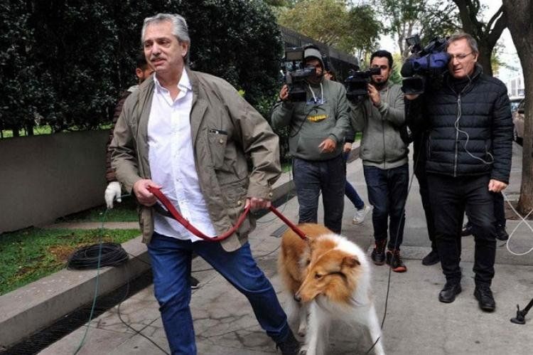El Presidente de la nación en compañía de su mascota, el perro Dylan.