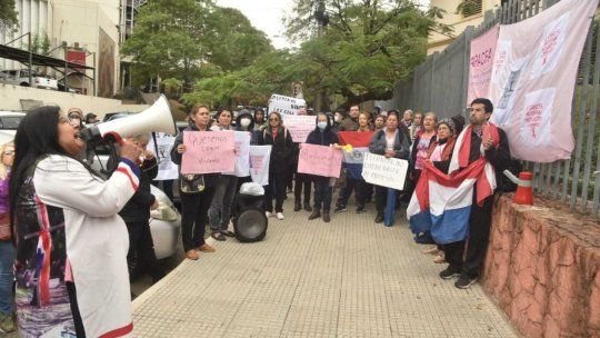 Protestan encadenados en Paraguay: Pacientes con cáncer exigen la salida de la ministra