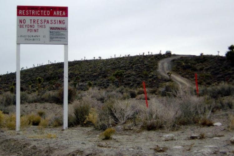 Cartel que restringe el acceso al área 51