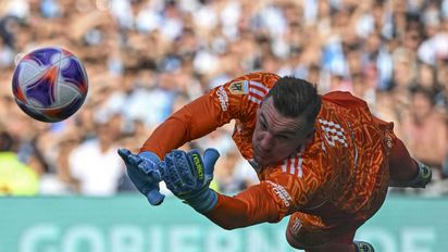Franco Armani sigue salvando a River Plate, que juega mal