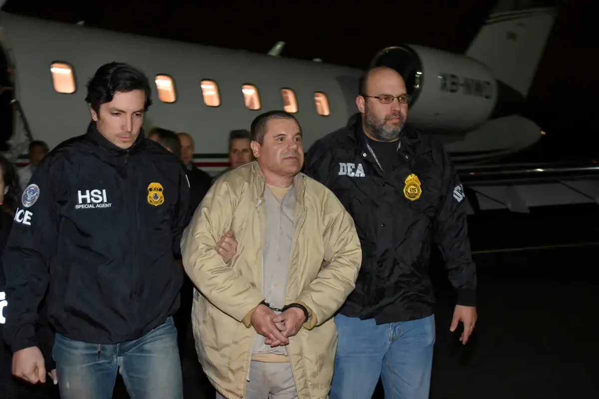 Una imagen difundida por la DEA muestra a Joaquín Guzmán Loera, el capo conocido como El Chapo, luego de su extradición a EE. UU. en 2017|Credit...Drug Enforcement Administration