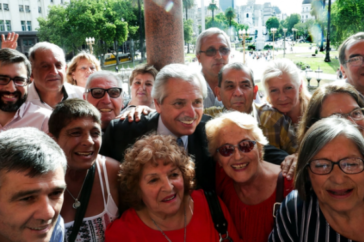 Alberto Fernández con jubilados.
