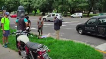 Alfonso Prat Gay chocó con su moto: su acompañante debió recibir atención médica. Alfonso Prat Gay chocó con su moto: su acompañante debió recibir atención médica.