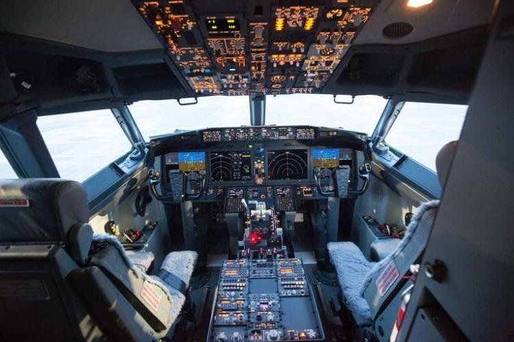 boeing 737 max 8 tui cockpit.jpg
