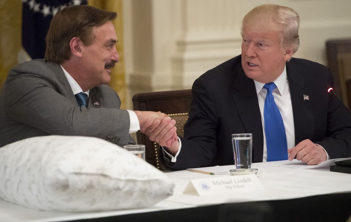 Donald Trump y Mike Lindell en 2017.