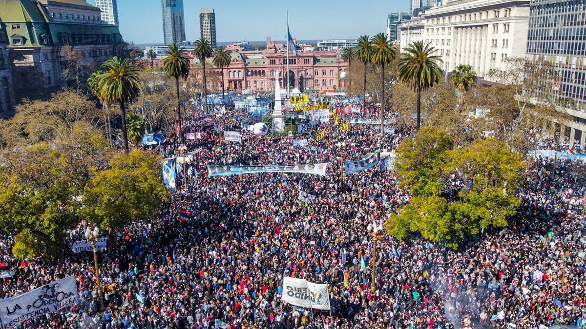 Los aparatos del peronismo movilizaron a miles de personas a la Plaza de Mayo. 