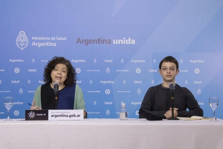 Lucas Grimson junto a Carla Vizzotti.