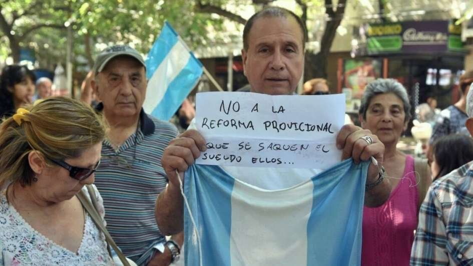 Jubilados reclamando.