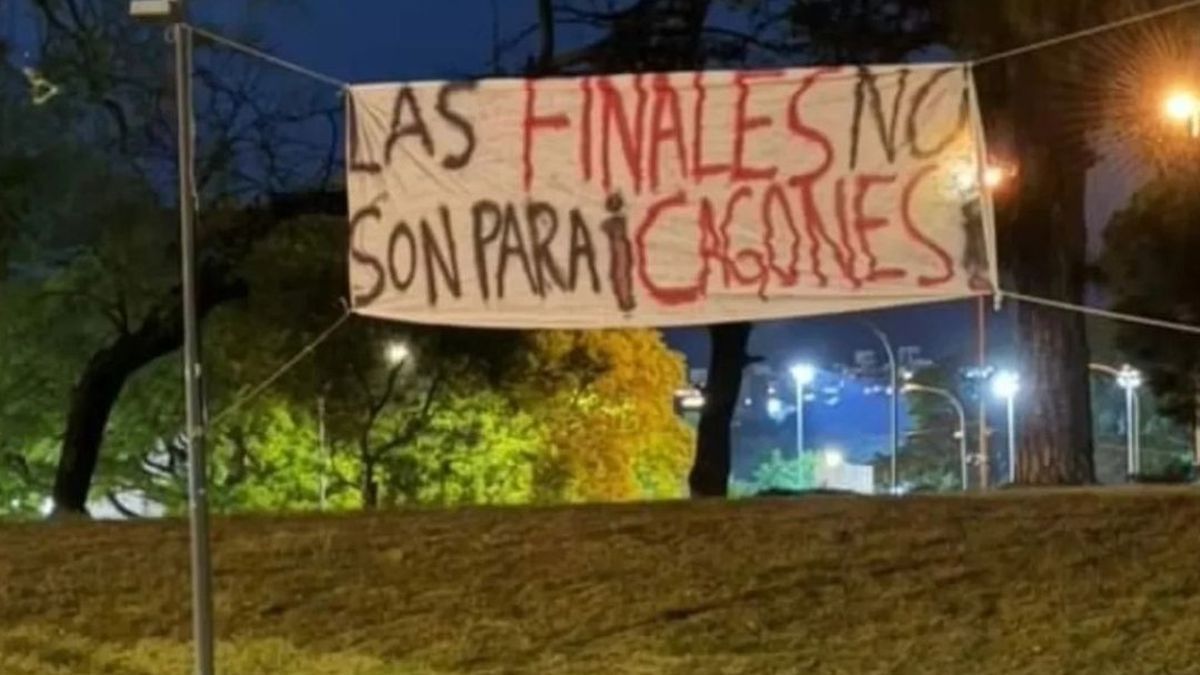 Uruguay y Colombia encendieron la previa del duelo que ambos animarán por las Eliminatorias para el Mundial 2026 tras el escándalo en la Copa América. Uruguay y Colombia encendieron la previa del duelo que ambos animarán por las Eliminatorias para el Mundial 2026 tras el escándalo en la Copa América.
