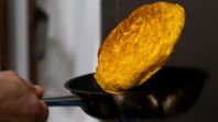 La tortilla dándose vuelta.