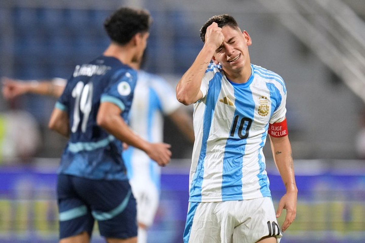 La desazón de Claudio Echeverri luego de la caída de Argentina ante Paraguay en la última fecha del Hexagonal Final del Sudamericano Sub-20. (AP Photo/Matias Delacroix). La desazón de Claudio Echeverri luego de la caída de Argentina ante Paraguay en la última fecha del Hexagonal Final del Sudamericano Sub-20. (AP Photo/Matias Delacroix).