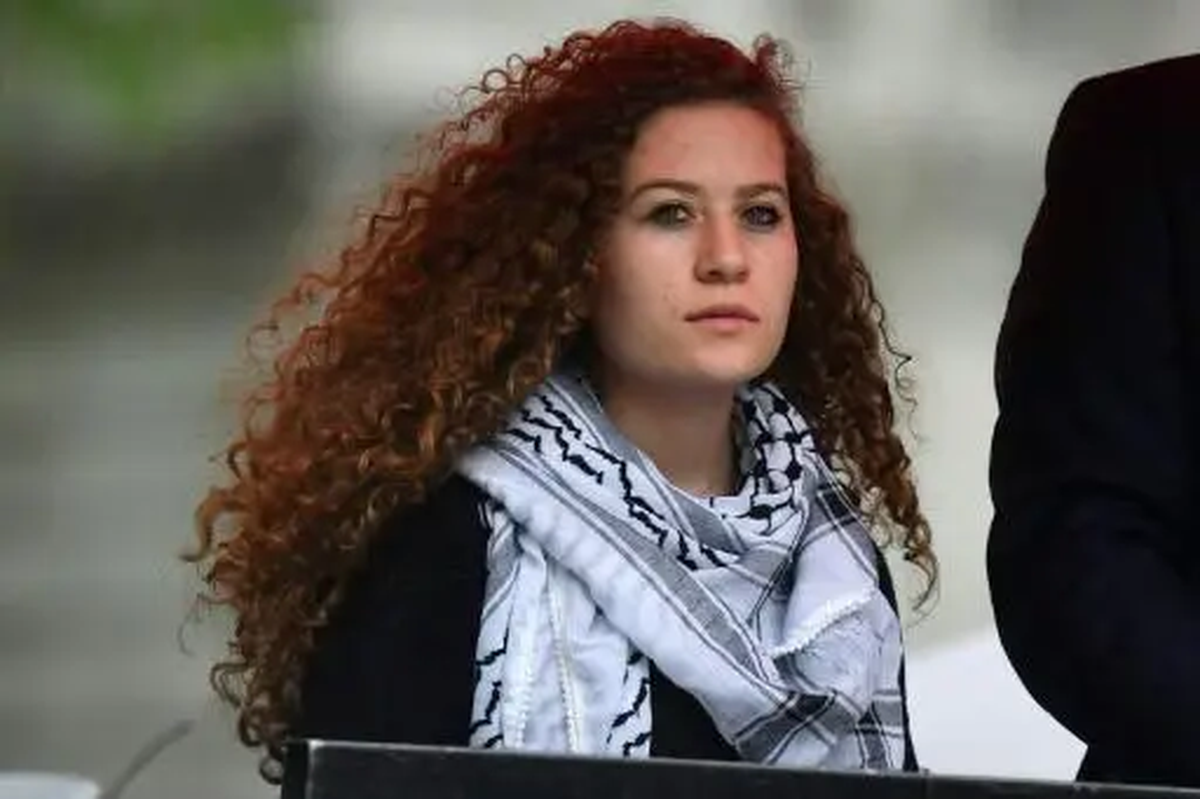 Ahed Tamimi es una de las figuras más conocidas y controvertidas del conflicto israelo-palestino, especialmente famosa por su participación en las protestas contra la ocupación israelí en su pueblo de Nabi Saleh, en Cisjordania. A pesar de ser una joven activista, su historia está vinculada a eventos significativos tanto a nivel personal como político. Ahed Tamimi es una de las figuras más conocidas y controvertidas del conflicto israelo-palestino, especialmente famosa por su participación en las protestas contra la ocupación israelí en su pueblo de Nabi Saleh, en Cisjordania. A pesar de ser una joven activista, su historia está vinculada a eventos significativos tanto a nivel personal como político. 