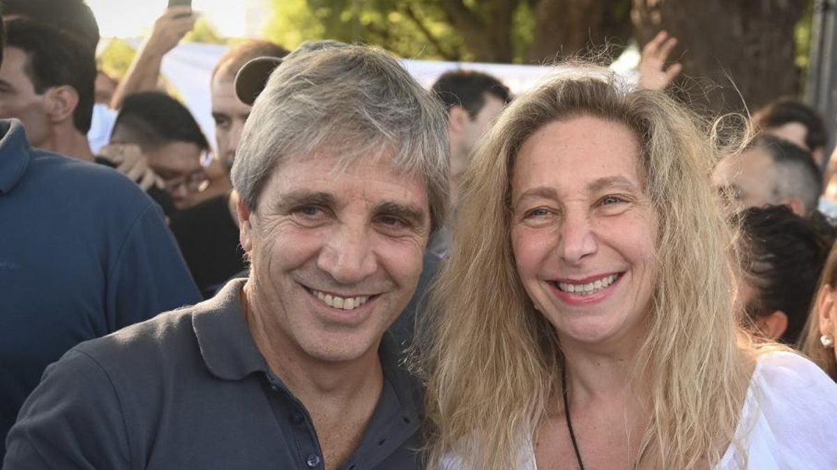 Está todo bien entre Caputo y su equipo y Karina Milei. O eso intentan transmitir, pero afuera no se nota tanto. Fuente: elDiarioAR Está todo bien entre Caputo y su equipo y Karina Milei. O eso intentan transmitir, pero afuera no se nota tanto. Fuente: elDiarioAR