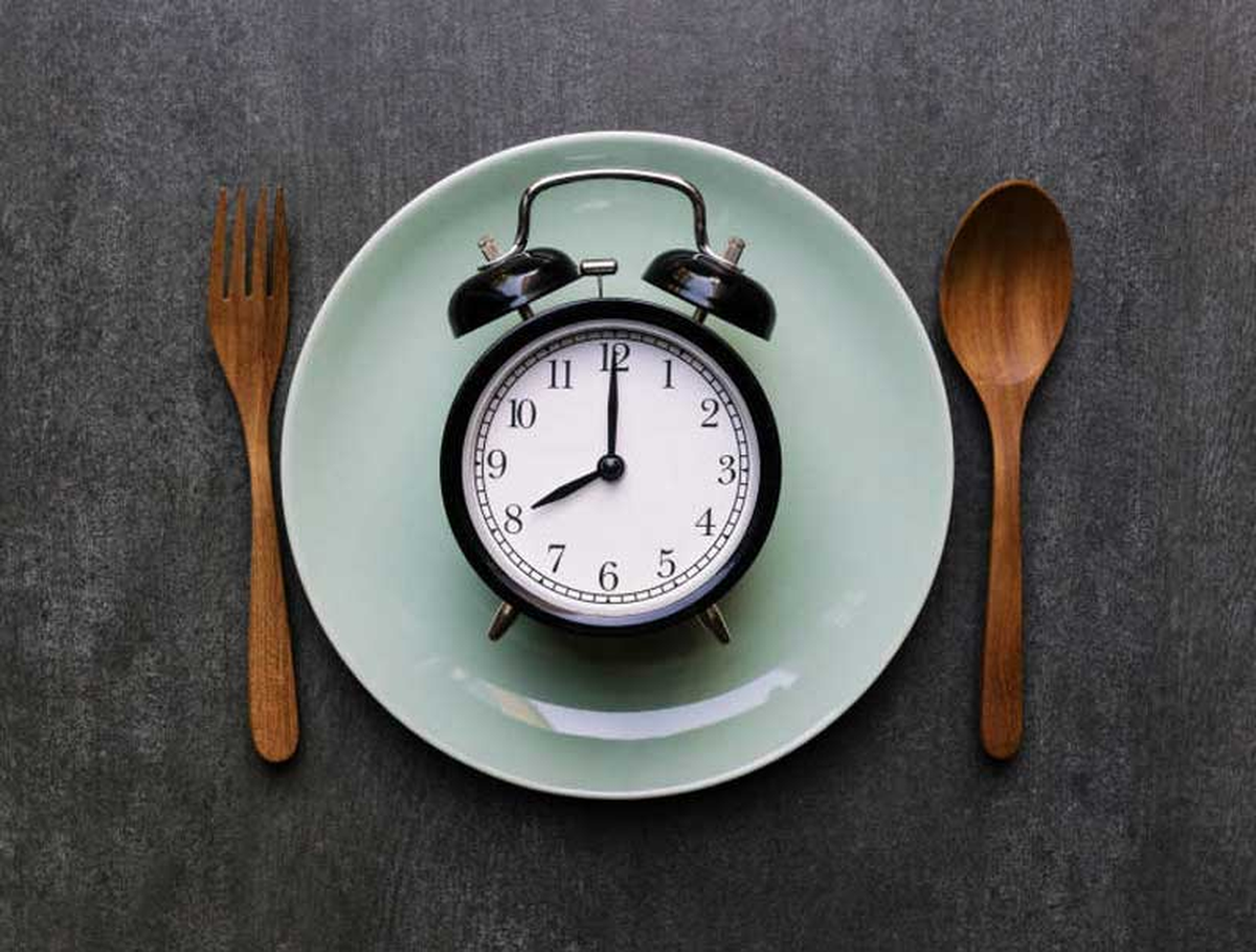 El ayuno intermitente puede ser más fácil de mantener que las dietas tradicionales de control calórico para algunas personas que buscan bajar de peso.