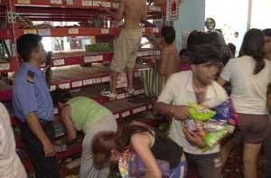 En el mismo supermercado, así fue el saqueo en 2001 (Foto 03442.com.ar).