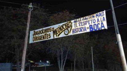 ¿Primera rebelión contra Riquelme?: Hinchas de Boca con mensajes contra 