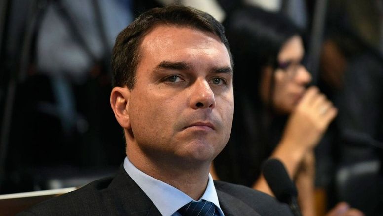 Fracasa Flávio Bolsonaro en su plan de censura previa a UOL