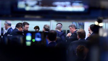 La Fed prohibirá a los altos funcionarios poseer acciones y restringirá la actividad inversora La Fed prohibirá a los altos funcionarios poseer acciones y restringirá la actividad inversora