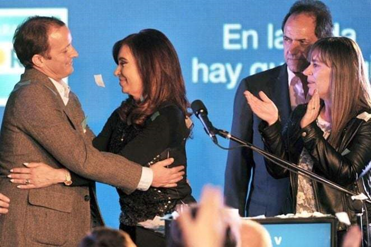 Martín Insaurralde asume la derrota y es confortado por la entonces presidenta Cristina Kirchner Martín Insaurralde asume la derrota y es confortado por la entonces presidenta Cristina Kirchner