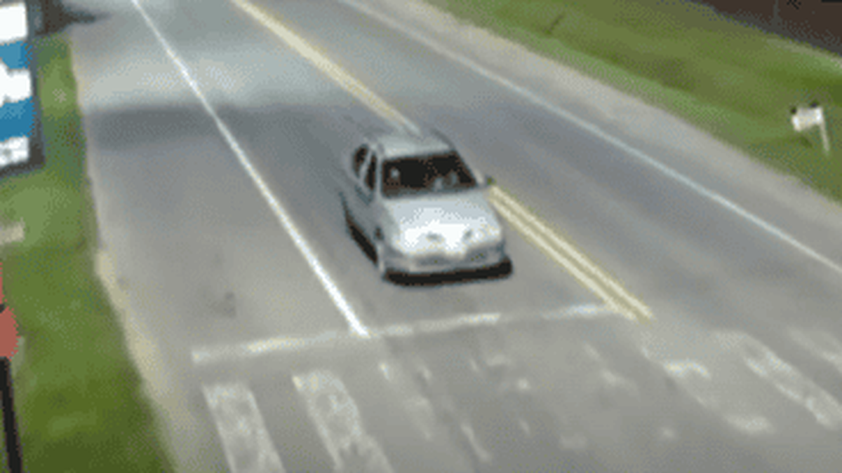 Las cámaras lograron identificar el auto que dejó la nota. Las cámaras lograron identificar el auto que dejó la nota. 