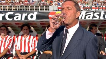 Carlos Bilardo tomando gatorei. Carlos Bilardo tomando gatorei.