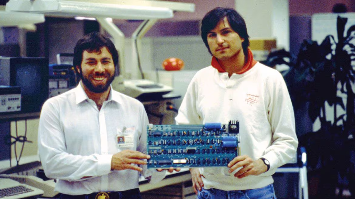 Steve Jobs fundó Apple junto a Steve Wozniak en 1976, creando el primer computador personal. Juntos revolucionaron la tecnología con el Apple I y II y establecieron las bases de la informática moderna. Steve Jobs fundó Apple junto a Steve Wozniak en 1976, creando el primer computador personal. Juntos revolucionaron la tecnología con el Apple I y II y establecieron las bases de la informática moderna.