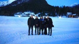 Javier Milei posando en Davos (Suiza) junto a Pablo Quirno, Luis Caputo, Karina Milei y Federico Sturzenegger.
