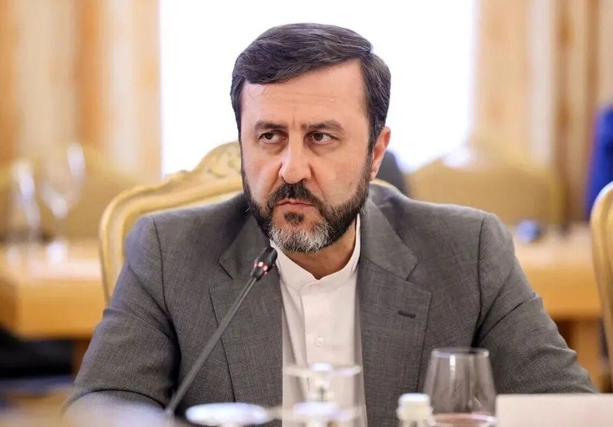 En el marco del rechazo de Trump a la propuesta de Irán para detener la guerra, Kazem Gharibabadi, viceministro de Irán, aseveró que su pueblo y sus fuerzas militares están preparados para ambos escenarios. Al decir del emperador romano, "alea iacta est" (las cartas están echadas) y la pelota "en el tejado de USA", según la fuente. En el marco del rechazo de Trump a la propuesta de Irán para detener la guerra, Kazem Gharibabadi, viceministro de Irán, aseveró que su pueblo y sus fuerzas militares están preparados para ambos escenarios. Al decir del emperador romano, "alea iacta est" (las cartas están echadas) y la pelota "en el tejado de USA", según la fuente.