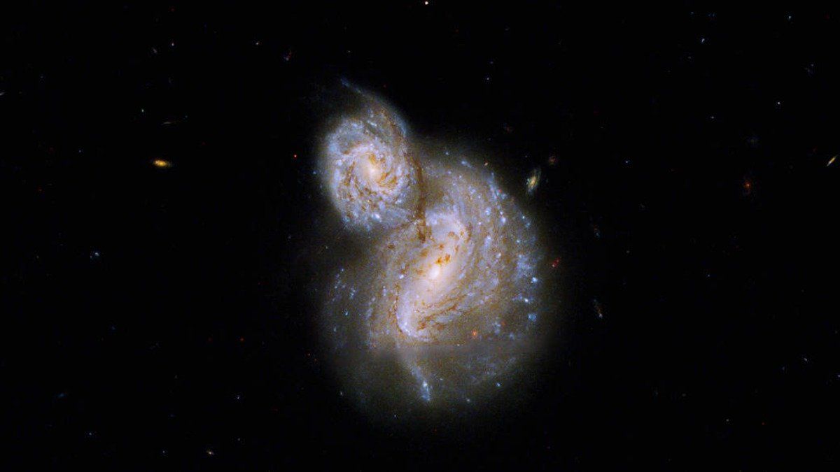 Los colores de la imagen son principalmente luz visible, mientras que el violeta representa la luz ultravioleta y el rojo representa la luz infrarroja cercana, dijo la NASA.