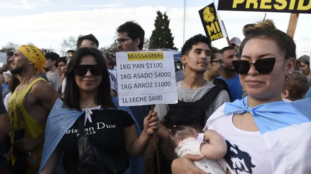 Marea negra y amarilla, con banderas argentinas y en el medio carteles contra Massa. Marea negra y amarilla, con banderas argentinas y en el medio carteles contra Massa. 