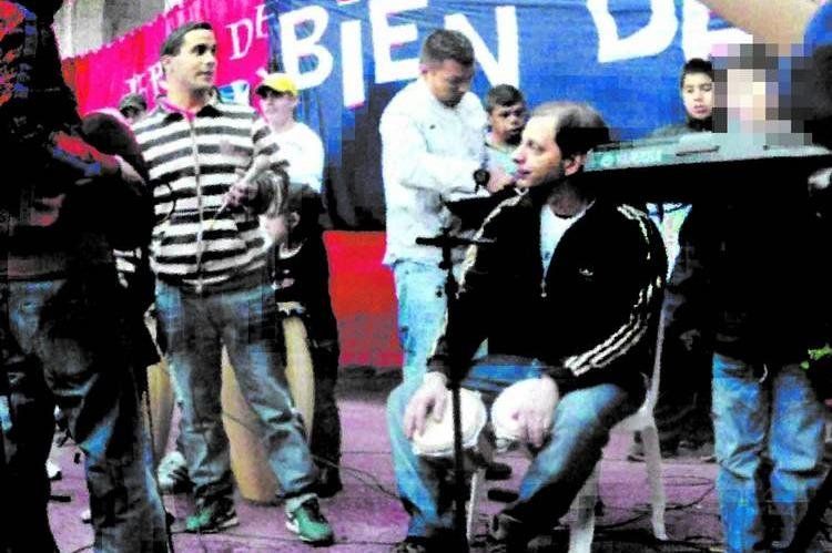 Vazquez junto a la agrupación.