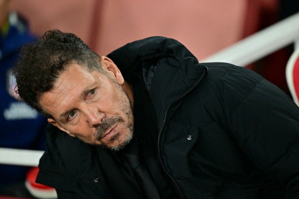 Apuntan al Cholo Simeone desde Cataluña. Medios catalanes aseguran que el técnico del Atlético de Madrid buscaría provocar una amarilla a Lamine Yamal.