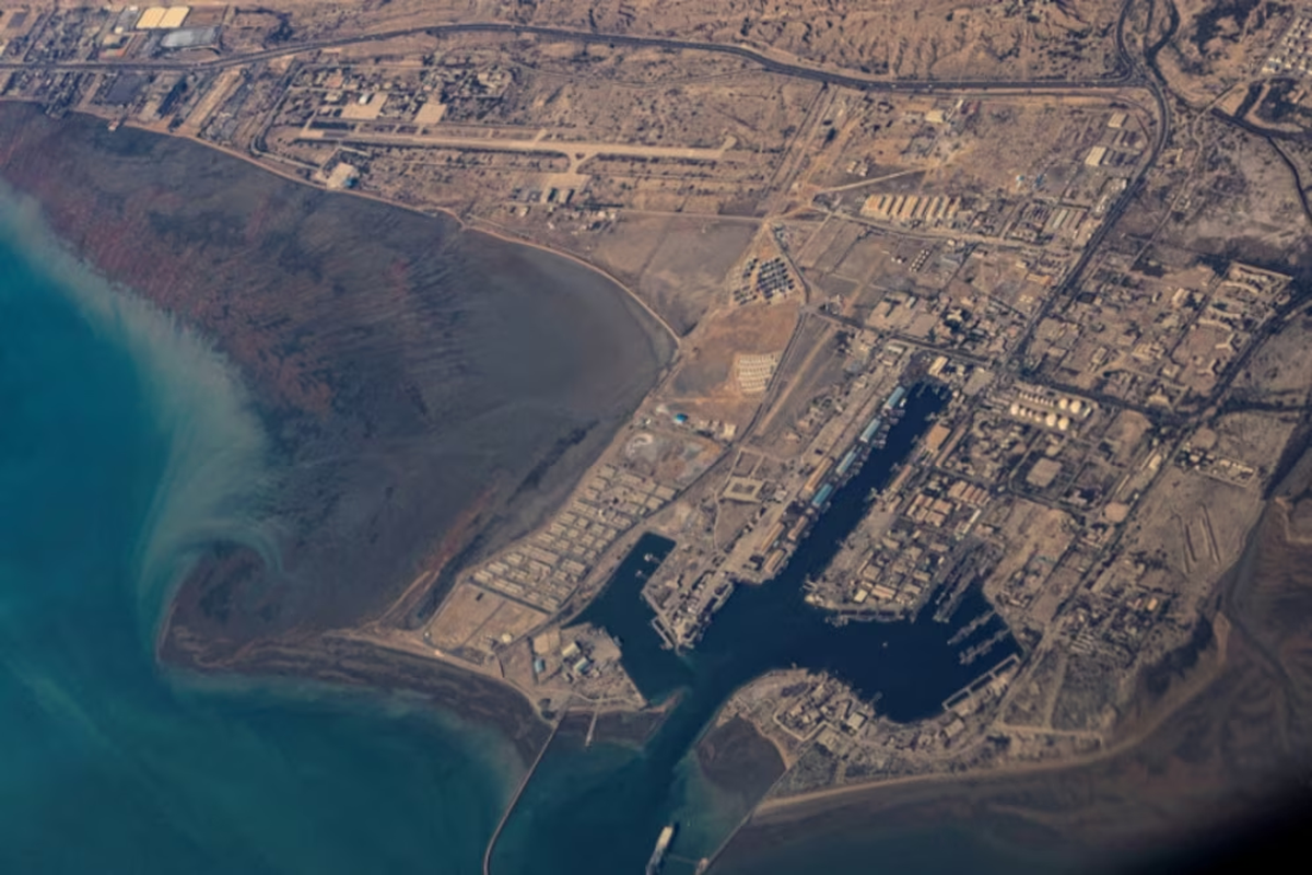 Vista aérea de las costas iraníes y el puerto de Bandar Abbas en el estrecho de Ormuz. (Foto archivo agencia Reuters/Stringer) Vista aérea de las costas iraníes y el puerto de Bandar Abbas en el estrecho de Ormuz. (Foto archivo agencia Reuters/Stringer)