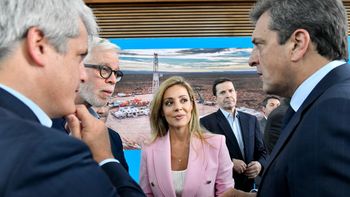 Flavia Royón y Sergio Massa respondieron con 2 medidas al aumento de combustibles, que las petroleras adelantaron al menos, 1 semana. Flavia Royón y Sergio Massa respondieron con 2 medidas al aumento de combustibles, que las petroleras adelantaron al menos, 1 semana.