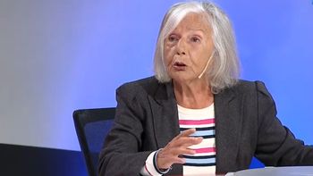 “Si a mi me dicen: ‘Este chico, médico, que acaba de hacer un posgrado en neurocirugía, es el que te opera mañana’, yo agarro mi bolso y salgo corriendo del hospital”, así comparó Sarlo la trayectoria y ambiciones de Manes en la política. “Si a mi me dicen: ‘Este chico, médico, que acaba de hacer un posgrado en neurocirugía, es el que te opera mañana’, yo agarro mi bolso y salgo corriendo del hospital”, así comparó Sarlo la trayectoria y ambiciones de Manes en la política.