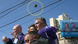 Javier Milei entre José Luis Espert y Sebastián Pareja mientras acecha el piedrazo.