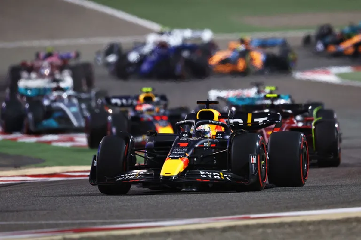 Max Verstappen en su auto de 2022 de Red Bull en Baréin, carrera que luego termino en desastre para el equipo de la bebida energizante.