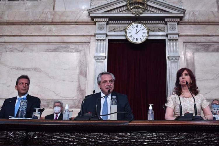 Alberto Fernández junto con Sergio Massa y Cristina Kirchner en el Congreso