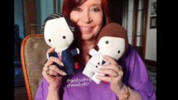 altText(El regreso de lo conocido: La imagen de Cristina con los muñecos de trapo de Chávez)}