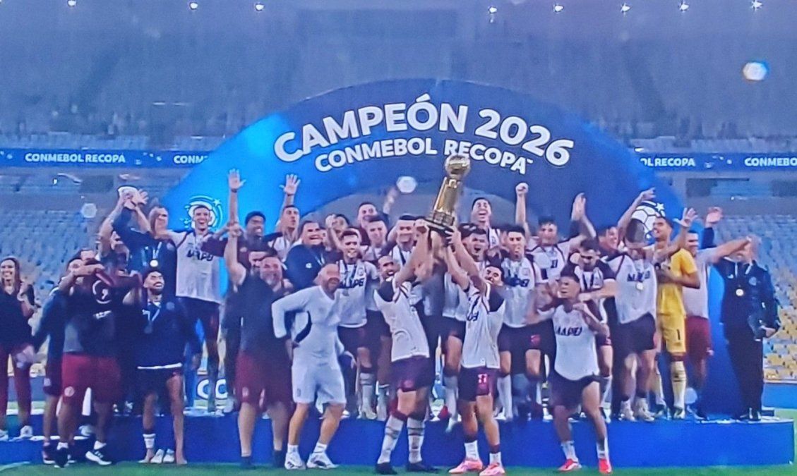 Lanús en el momento en que recibe la Recopa luego de vencer a Flamengo.