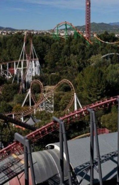 Six Flags cierra nueve montañas rusas tras la muerte de un hombre en una atracción