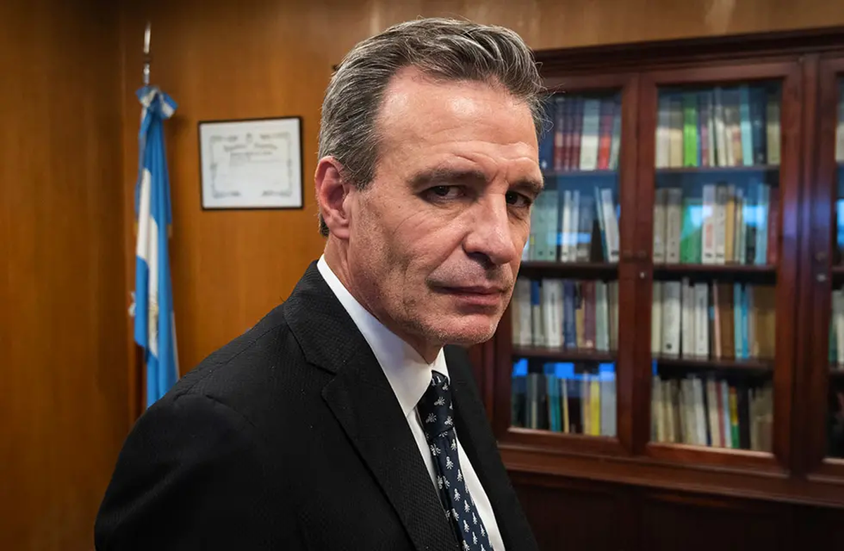 Dante Vega. Definitivamente tiene un aire.... Dante Vega. Definitivamente tiene un aire....