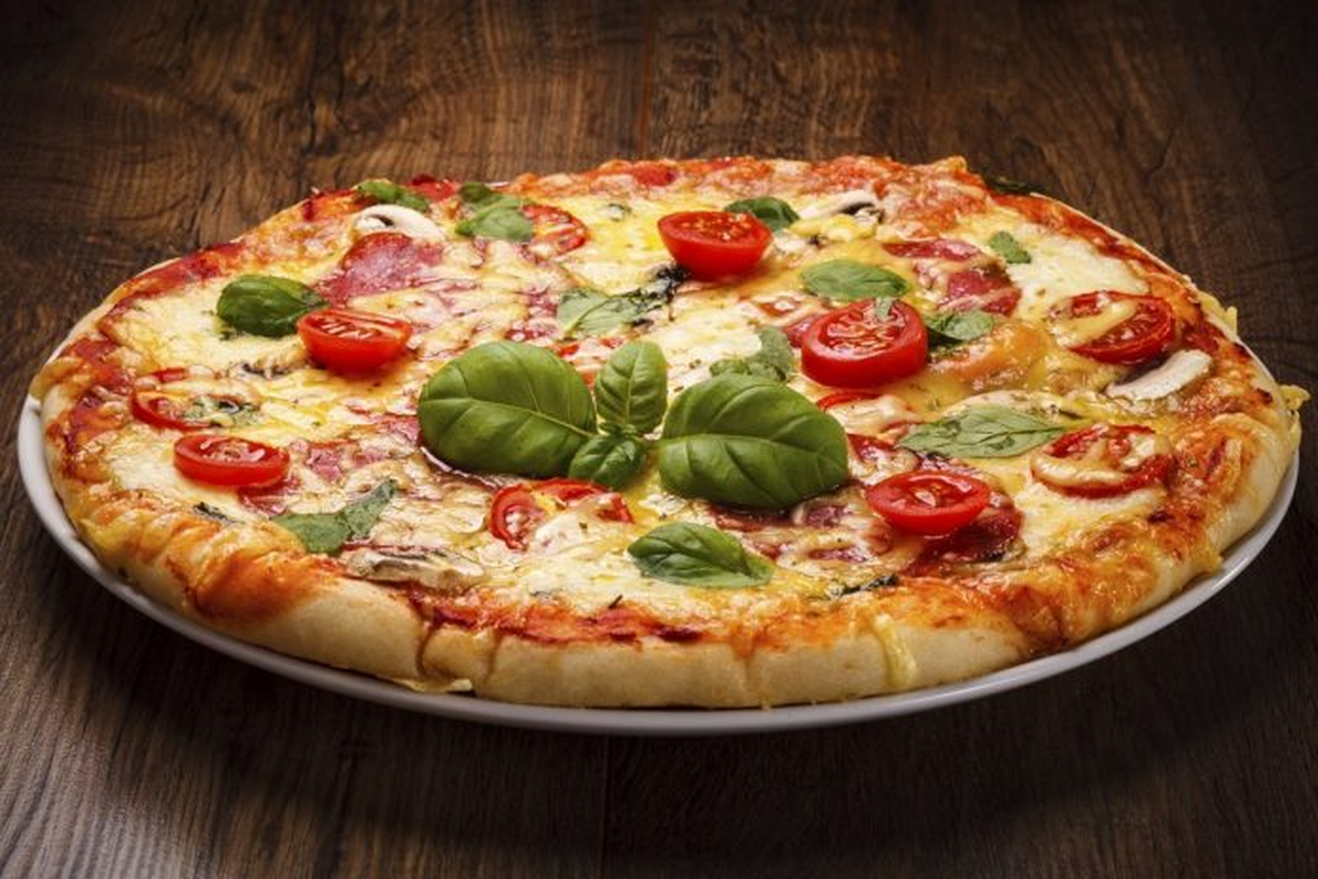 La pizza estuvo presente en varias civilizaciones antiguas a lo largo de la historia, hecha con varios ingredientes. La explosiva irrupción del tomate americano en Nápoles daría lugar a la pizza napolitana y sus variantes. La pizza estuvo presente en varias civilizaciones antiguas a lo largo de la historia, hecha con varios ingredientes. La explosiva irrupción del tomate americano en Nápoles daría lugar a la pizza napolitana y sus variantes.