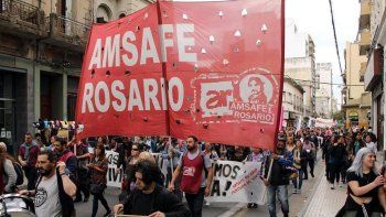 Amsafé Rosario viajó a Santa Fe para pedir la liberación de los militantes que fueron detenidos. Otros gremios se sumaron a la lucha. Amsafé Rosario viajó a Santa Fe para pedir la liberación de los militantes que fueron detenidos. Otros gremios se sumaron a la lucha.