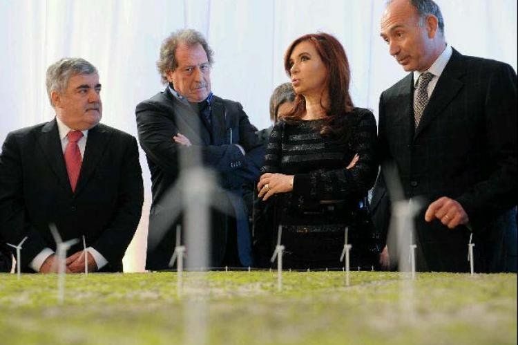 Cristina Fernández de Kirchner habla, a su izq. Jorge Brito, y más allá Mario Das Neves. Foto Presidencia de la Nación.