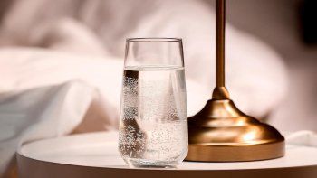 ¿Conviene tomar agua antes de dormir? Lo que dicen los especialistas. ¿Conviene tomar agua antes de dormir? Lo que dicen los especialistas.