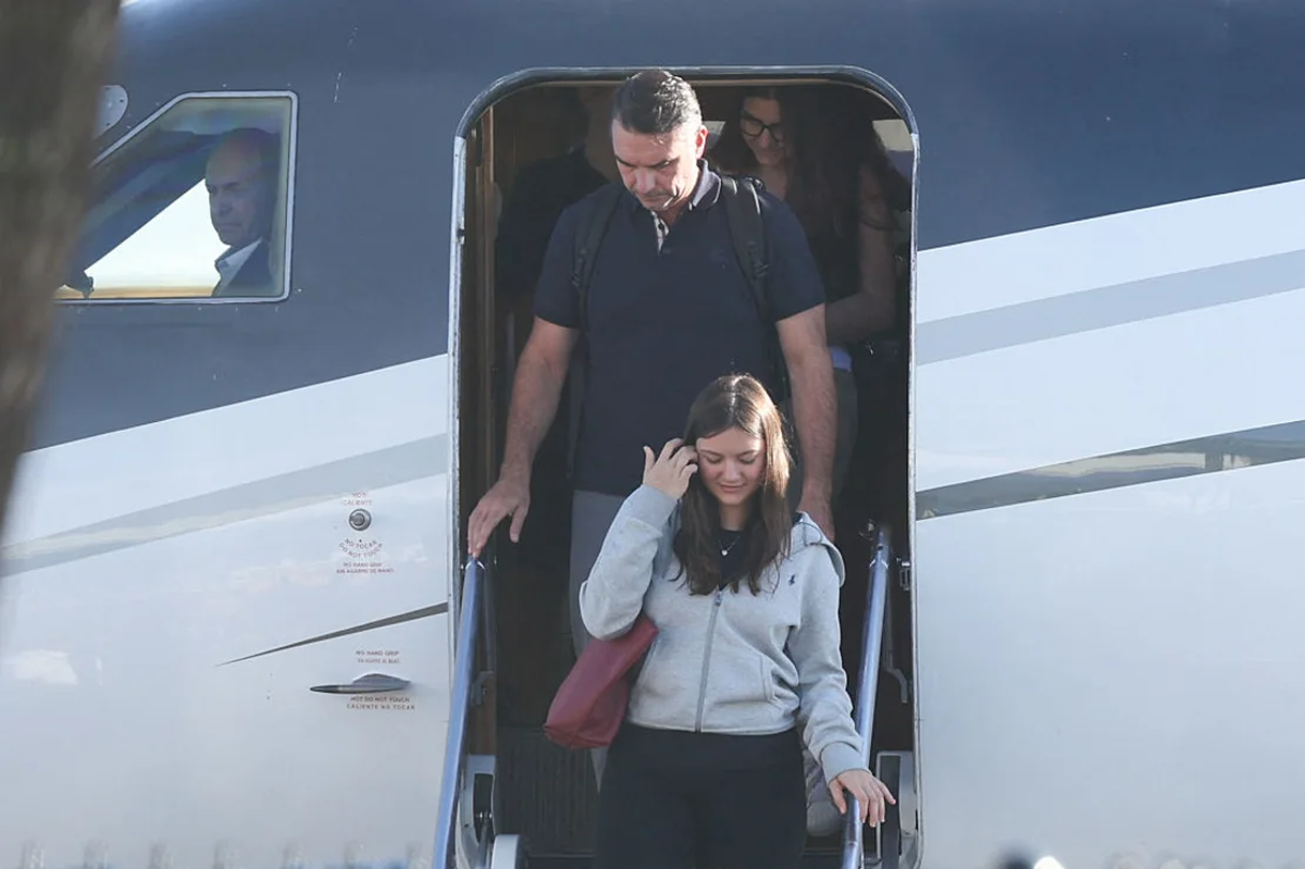 Fl&aacute;vio Bolsonaro sali&oacute; de Brasil rumbo a Estados Unidos tras pasar por Misiones. La pol&eacute;mica sobre el traslado explot&oacute; luego de su agradecimiento a Milei y las denuncias de la oposici&oacute;n. Foto: AFP